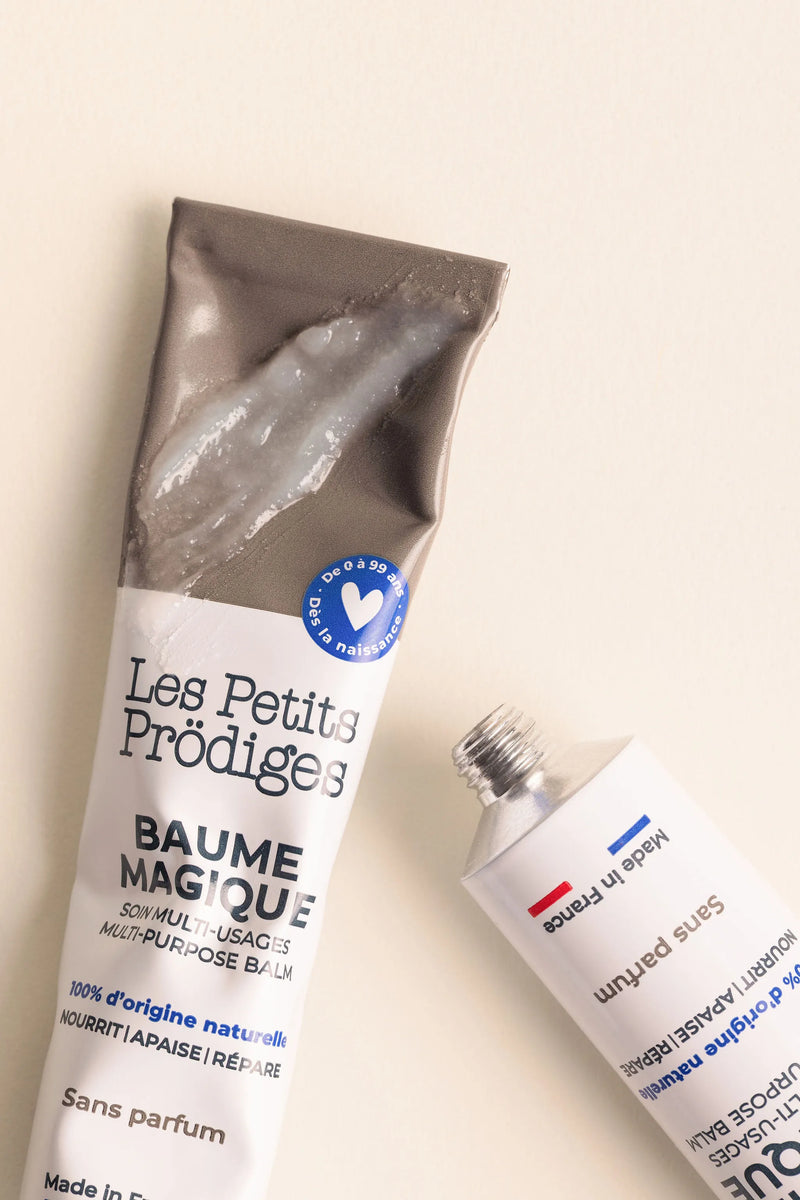 Tubes de Baume Magique sans parfum Les Petits Prödiges, dont un ouvert