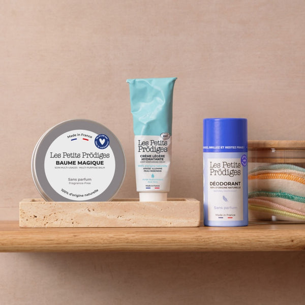 Coffret Ado Les Petits Prödiges : Baume Magique sans parfum, Crème Légère Hydratante et Déodorant sur une étagère