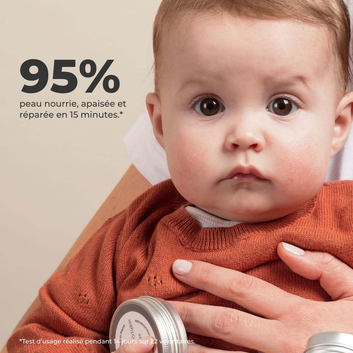Bébé tenant un pot de Baume Magique, peau nourrie, apaisée et réparée en 15 minutes pour 95 % des testeurs