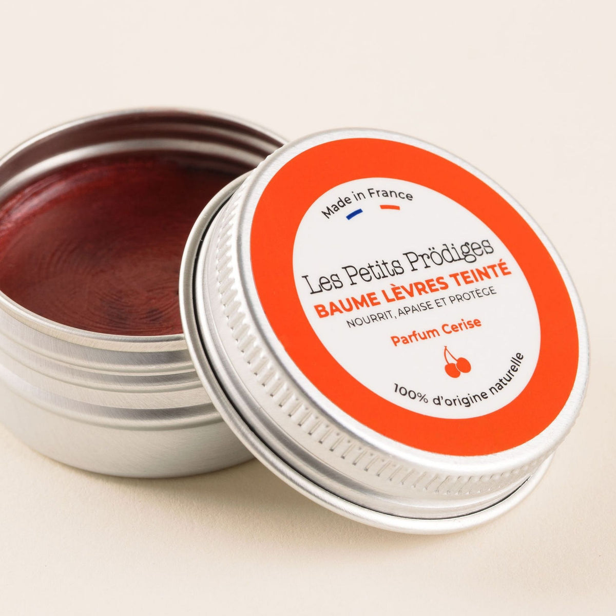 Baume Lèvres Teinté Cerise Les Petits Prödiges dans son pot en aluminium recyclable, soin nourrissant et protecteur 100 % d'origine naturelle.