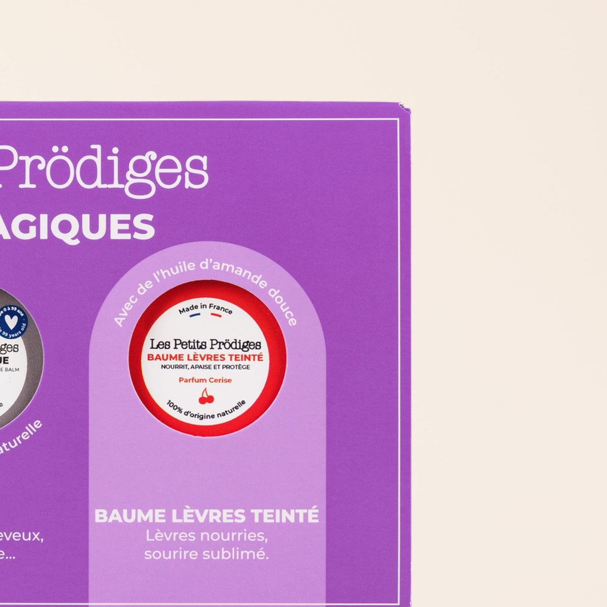 Zoom sur le Baume Lèvres Teinté Cerise dans le Coffret Magique Les Petits Prödiges, pour des lèvres nourries et un sourire sublimé.