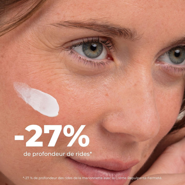 Femme avec une touche de crème sur la pommette, -27 % de profondeur de rides