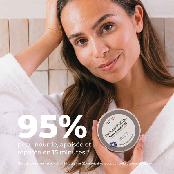 Femme souriante tenant un pot de Baume Magique, peau nourrie, apaisée et réparée en 15 minutes pour 95 %