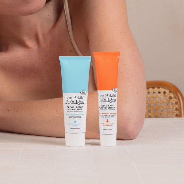 Crème Légère Hydratante et Soin Visage Auto-bronzant posés sur une table