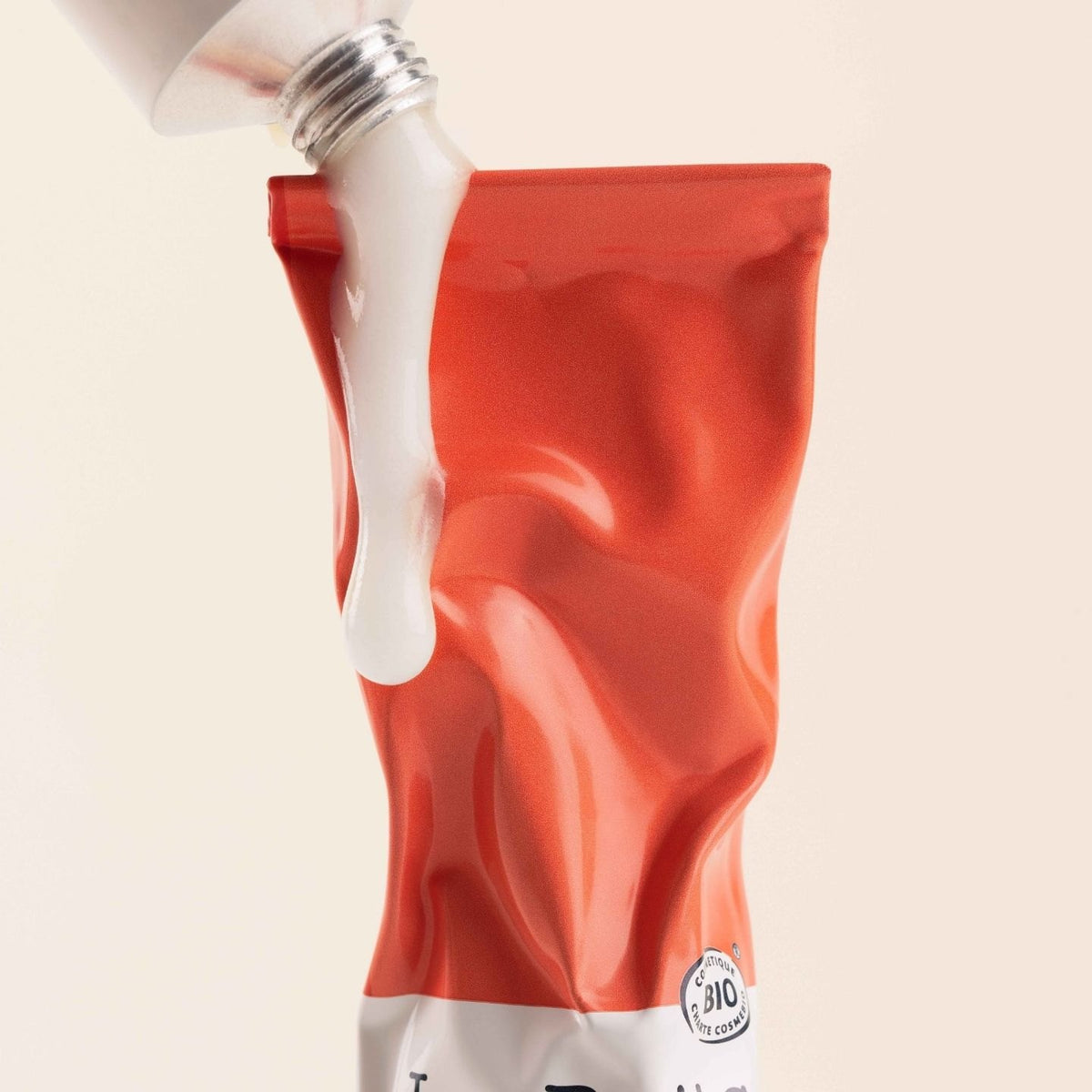 Tube de Soin Visage Auto-bronzant ouvert avec sa texture crème