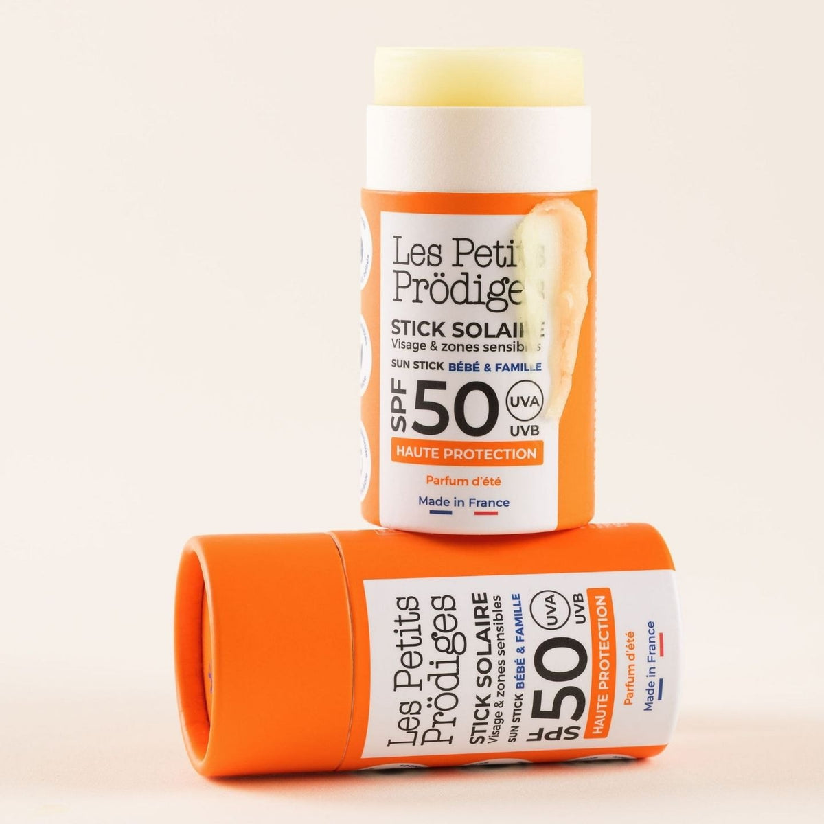 Deux Sticks Solaires SPF 50 haute protection Les Petits Prödiges, dont un ouvert