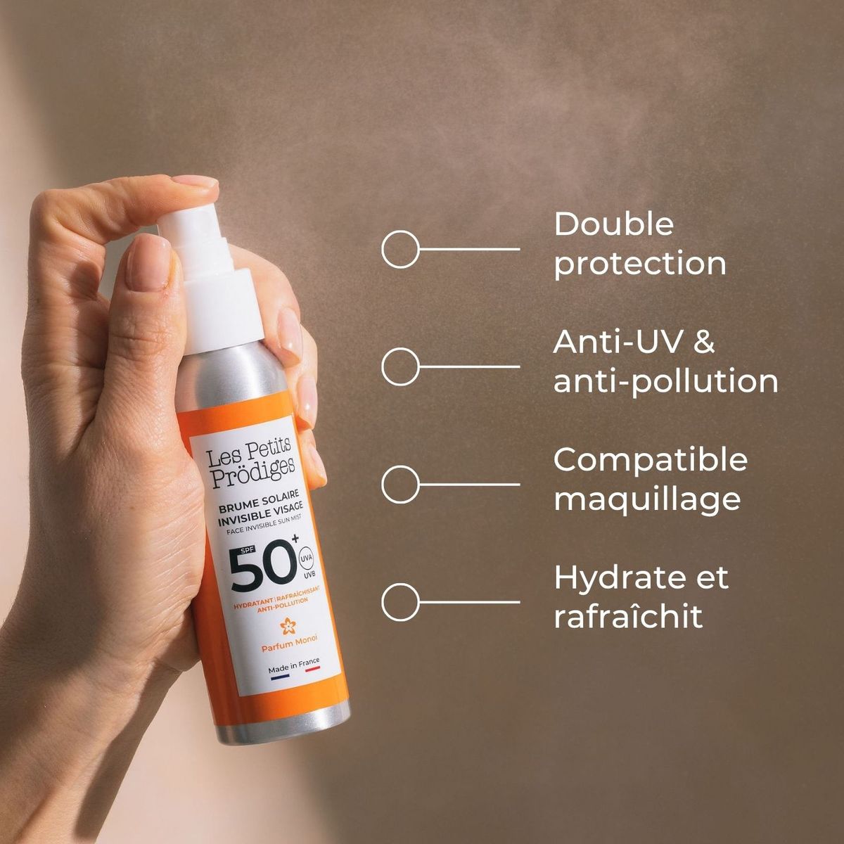 Main tenant la Brume Solaire Invisible SPF 50+ : double protection, anti-UV et anti-pollution, hydrate et rafraîchit