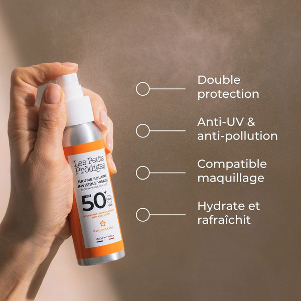 Main tenant la Brume Solaire Invisible SPF 50+ : double protection, anti-UV et anti-pollution, hydrate et rafraîchit