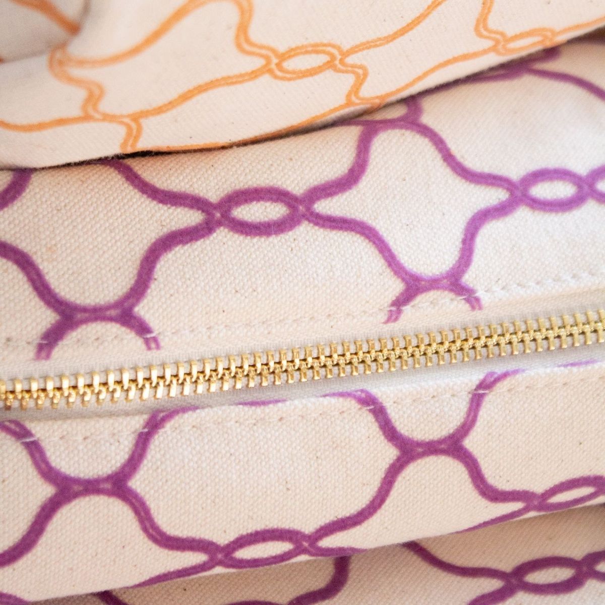 Détail du motif violet et de la fermeture dorée de la trousse d'été Les Petits Prödiges