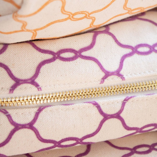 Détail du motif violet et de la fermeture dorée de la trousse d'été Les Petits Prödiges