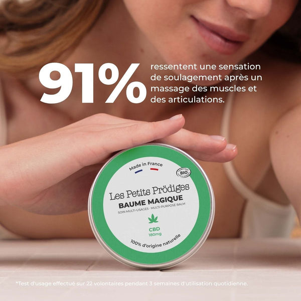 Femme massant son épaule avec le Baume Magique CBD, 91 % ressentent un soulagement musculaire