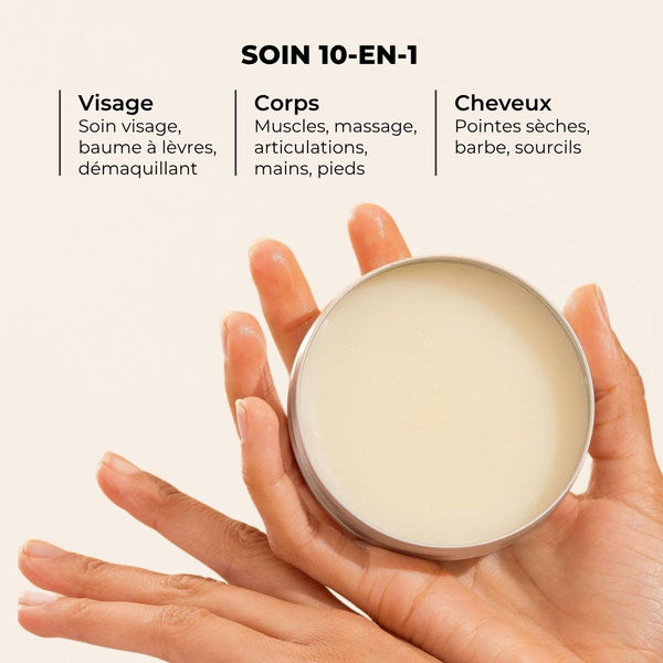 Main tenant un pot ouvert de Baume CBD, soin 10-en-1 visage, corps et cheveux