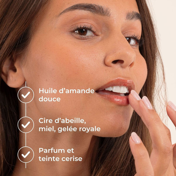 Femme appliquant le Baume Lèvres Teinté : huile d'amande douce, cire d'abeille, miel, teinte cerise