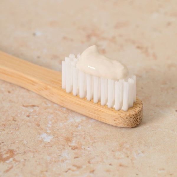 Brosse à dents en bambou avec une noisette de Dentifrice Menthe
