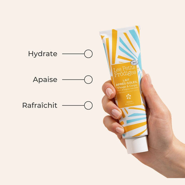 Main tenant le Lait Après-Soleil : hydrate, apaise, rafraîchit