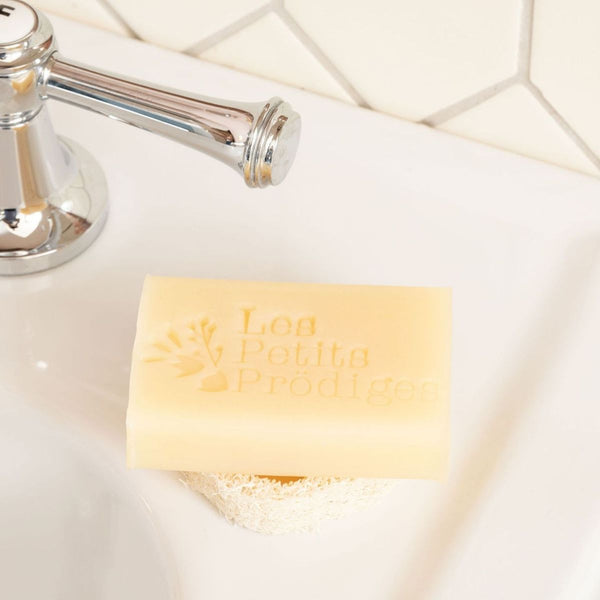 Savon Les Petits Prödiges posé sur le Porte-savon en Loofah au bord d'un lavabo