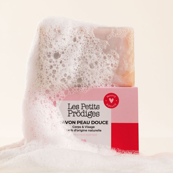 Savon Peau Douce Les Petits Prödiges couvert de mousse devant sa boîte