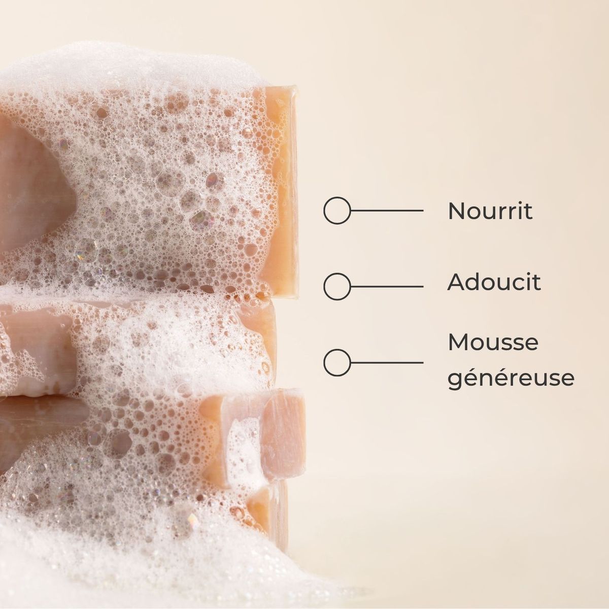 Savon Peau Douce couvert de mousse : nourrit, adoucit, mousse généreuse