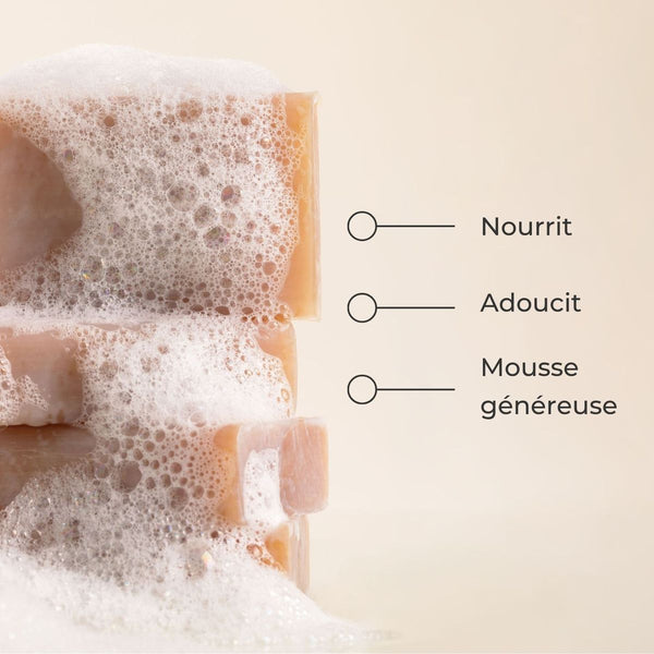Savon Peau Douce couvert de mousse : nourrit, adoucit, mousse généreuse