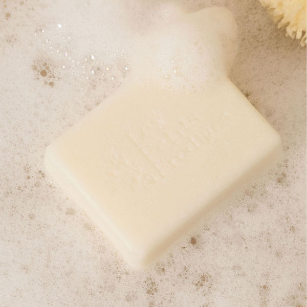 Shampoing Solide Amande posé dans une mousse légère