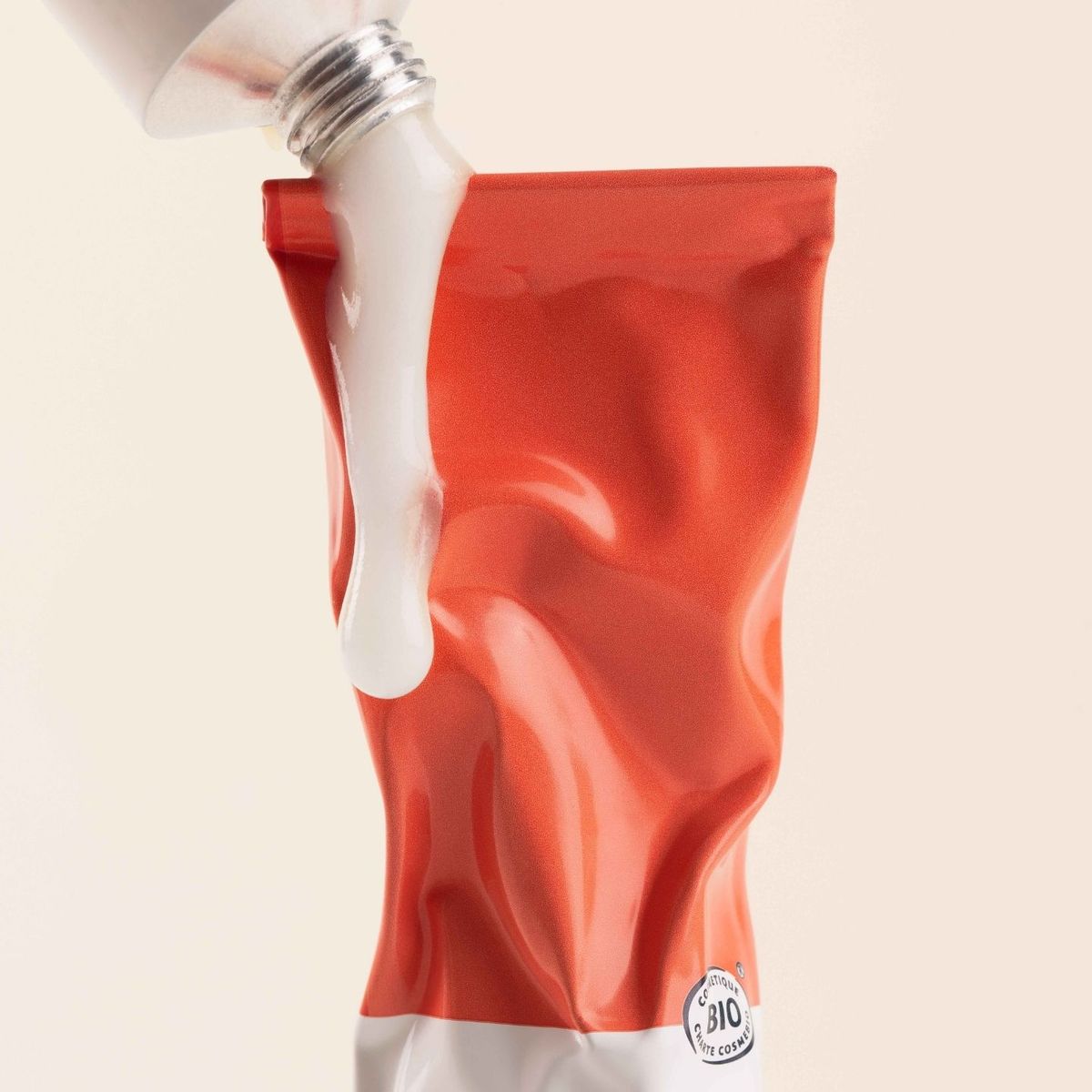Tube de Soin Visage Auto-bronzant ouvert avec sa texture crème