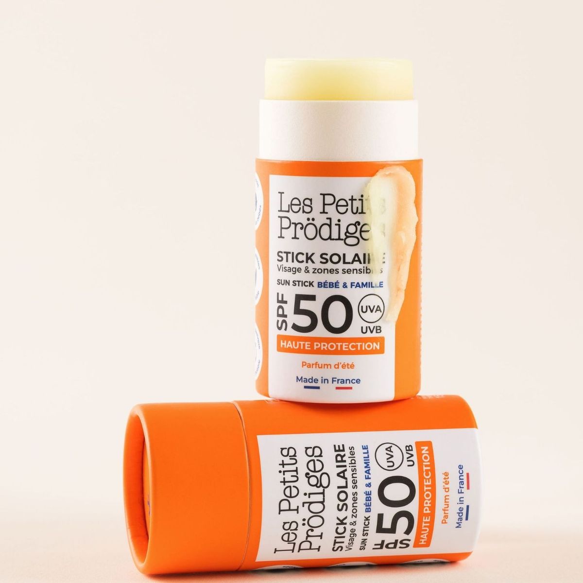 Deux Sticks Solaires SPF 50 haute protection Les Petits Prödiges, dont un ouvert