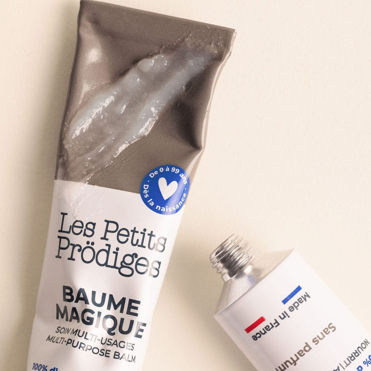Tubes de Baume Magique Les Petits Prödiges, dont un ouvert avec sa texture