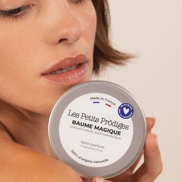 Femme tenant un pot de Baume Magique sans parfum contre son épaule