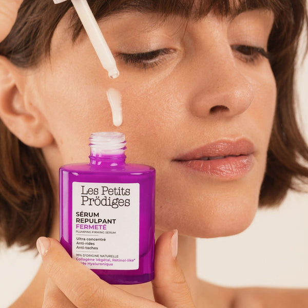Femme appliquant le Sérum Repulpant Fermeté Les Petits Prödiges