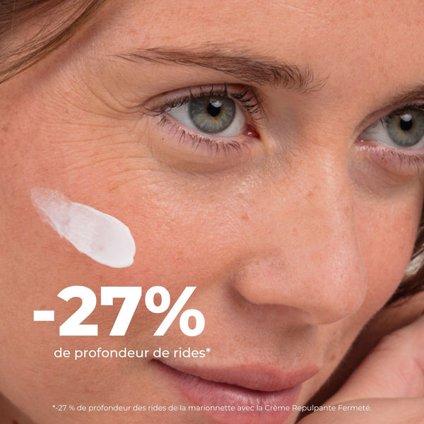 Femme avec une touche de crème sur la pommette, -27 % de profondeur de rides