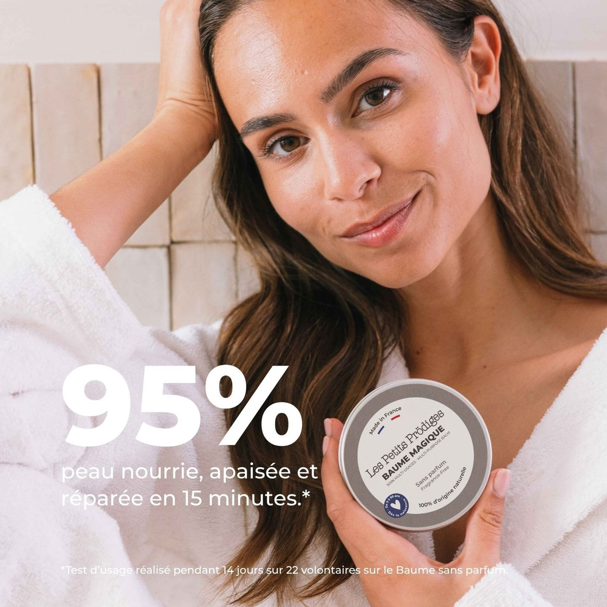 Femme souriante tenant un pot de Baume Magique, peau nourrie, apaisée et réparée en 15 minutes pour 95 %