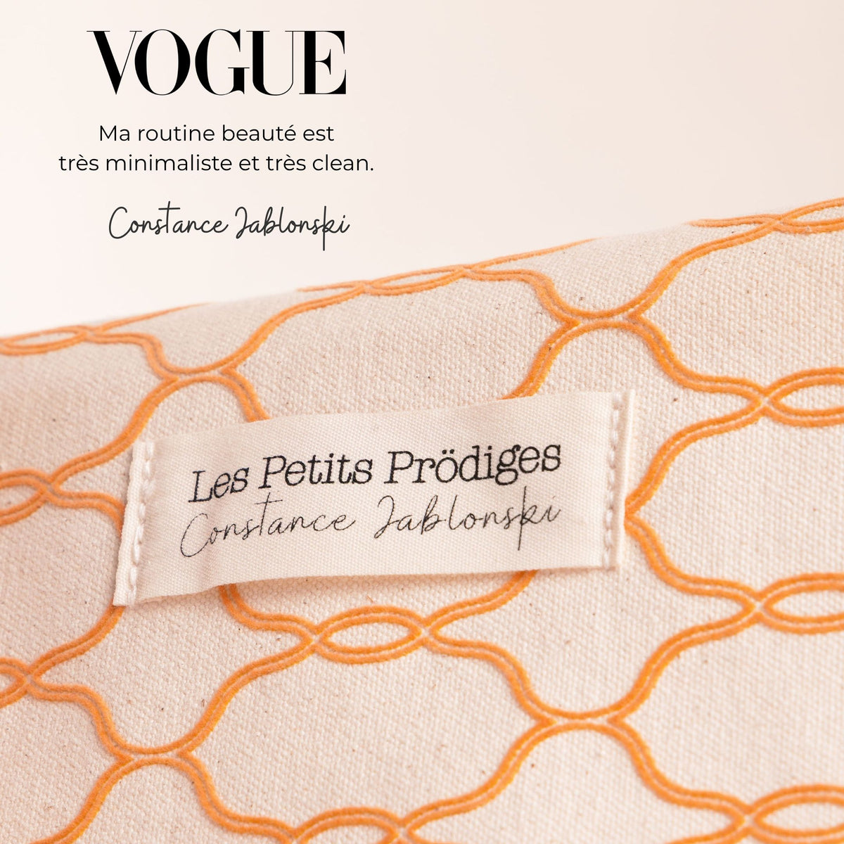 Trousse Constance Jablonski x Les Petits Prödiges, en coton beige brodé orange, avec une citation de Constance Jablonski parue dans Vogue.