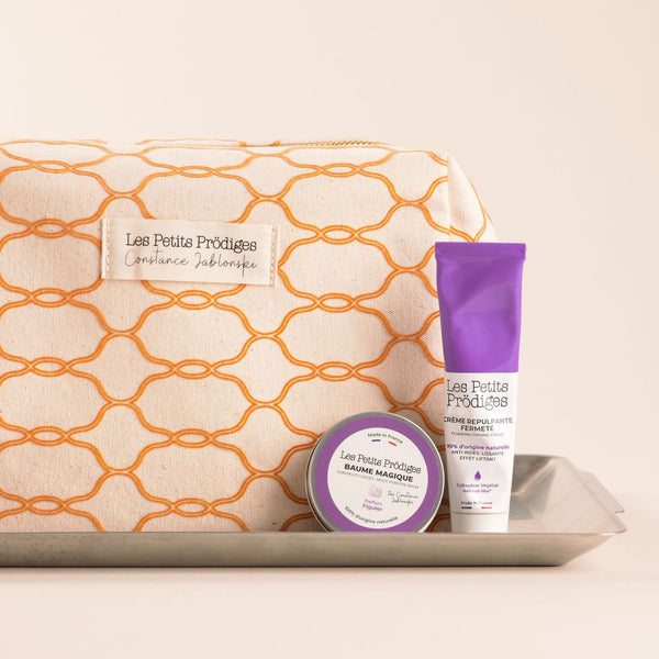 Trousse Skincare Les Petits Prödiges à motif marron avec crème repulpante et baume figuier sur plateau