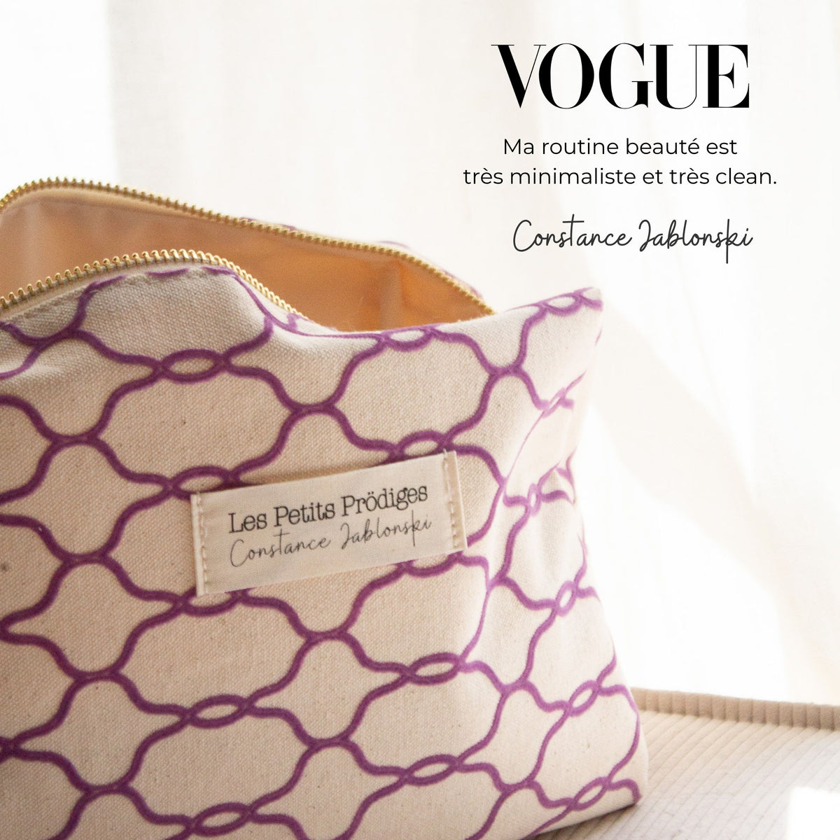 Trousse d'été Les Petits Prödiges à motif violet avec une citation beauté parue dans Vogue